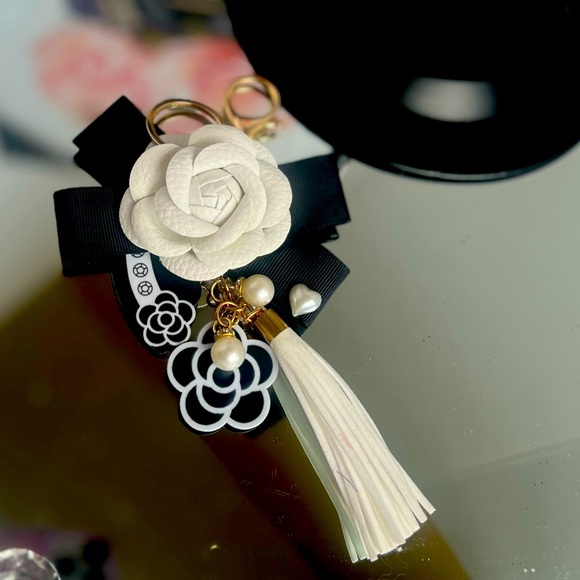 Camellia flower NWT Black and White Floral with tassel Key Holder or bag charm - Picture 5 of 7